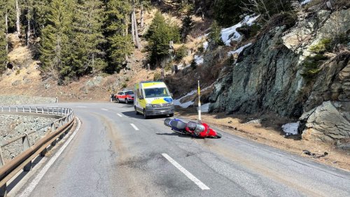 Unfall in Marmorera GR: Motorradlenker kracht in entgegenkommendes Auto