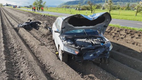 Unfall in Eschenz TG: Zwei Verletzte nach Kollision zwischen Auto und Motorrad