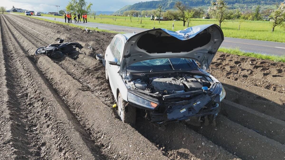 Unfall in Eschenz TG: Zwei Verletzte nach Kollision zwischen Auto und Motorrad