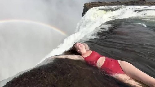 Nichts für schwache Nerven: Touristen schwimmen im gefährlichsten Pool der Welt