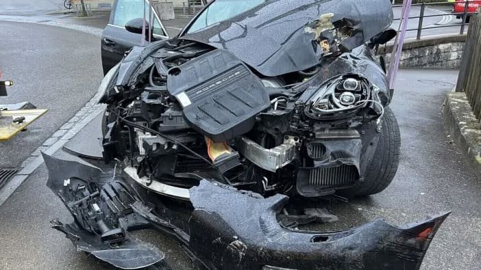 In Wettingen AG: Junger Mann (20) flieht vor Polizei und schrottet Porsche – ohne Billett!