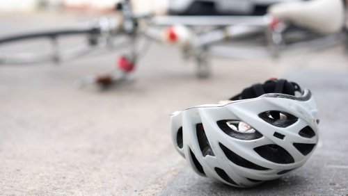 Un cycliste meurt après une collision avec un tracteur