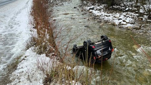 Unfall in Flühli LU: Auto stürzt dreieinhalb Meter tief in den Fluss
