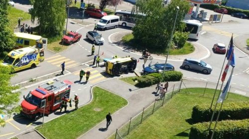 Verkehrsunfall: 83-jährige Lenkerin baut Unfall vor dem Polizeikommando in Aarau