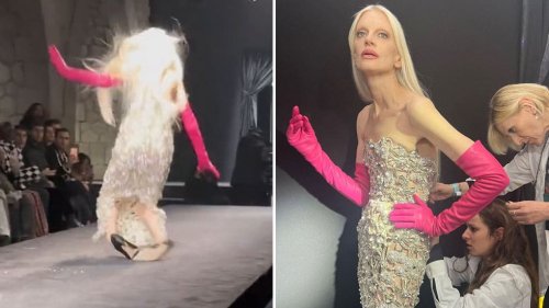 An der Pariser Fashion Week: 58-jährige Model-Legende stürzt spektakulär