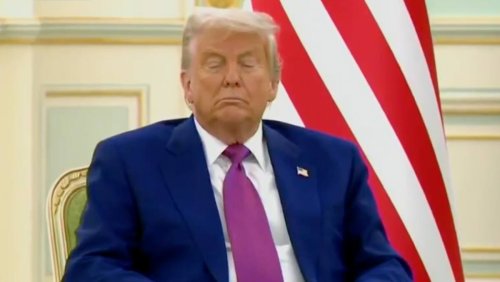 Moqué sur Internet: Trump s'est-il endormi en pleine cérémonie royale en Arabie Saoudite?