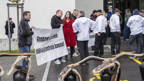 Schwyzer wollen Asylzentrum auf Campingplatz nicht: Buhrufe, Pfiffe, Widerstand – sogar Treichler marschieren auf