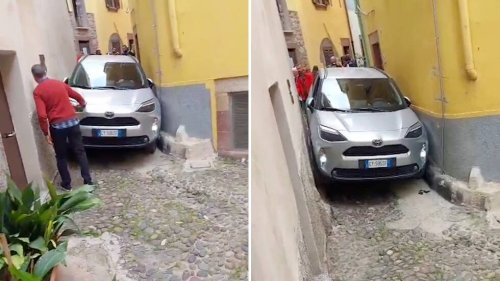 Auto bleibt in den engen Gassen Sardiniens stecken: Sowas kann wirklich nur Touristen passieren