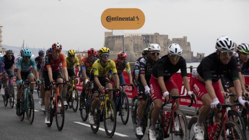 L'apparition-surprise: Deux manifestants pro-Palestine mettent les coureurs du Giro en danger