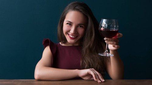 Fini les dents bleues: Comment boire du vin rouge sans se tacher les dents?