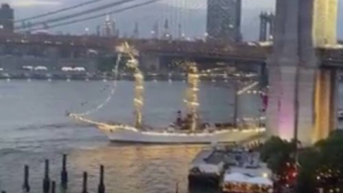 Rettungsaktion in New York – 2 Personen in kritischem Zustand: Segelschiff mit 200 Personen an Bord rammt Brooklyn Bridge