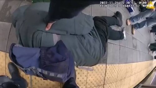 Sekunden vor Zug-Einfahrt: Mann liegt auf U-Bahn-Gleis und wird gerettet