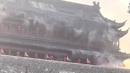 Bâti au XIVe siècle: Le toit d'une historique tour chinoise s'effondre sur les touristes