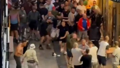 Wüste Szenen in San Sebastian: Hier gehen englische Fussballfans aufeinander los