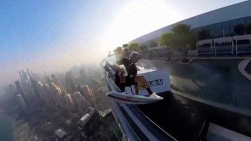 Waghalsiger Stunt in Dubai: Wakeskater wagt Sprung aus Pool im 77. Stock