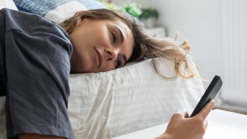 iPhone auf dem Nachttisch: Darum tönt dein Wecker jetzt am Morgen plötzlich anders