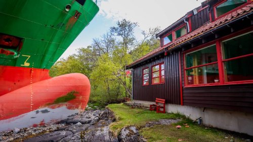 Schiff in Norwegen auf Abwegen: Riesenfrachter verfehlt Kurs und landet neben Wohnhaus
