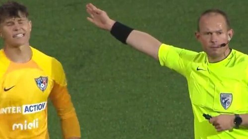 Vom Schiri und Gegner bestraft: Goalie spielt mit der Zeit – und verliert