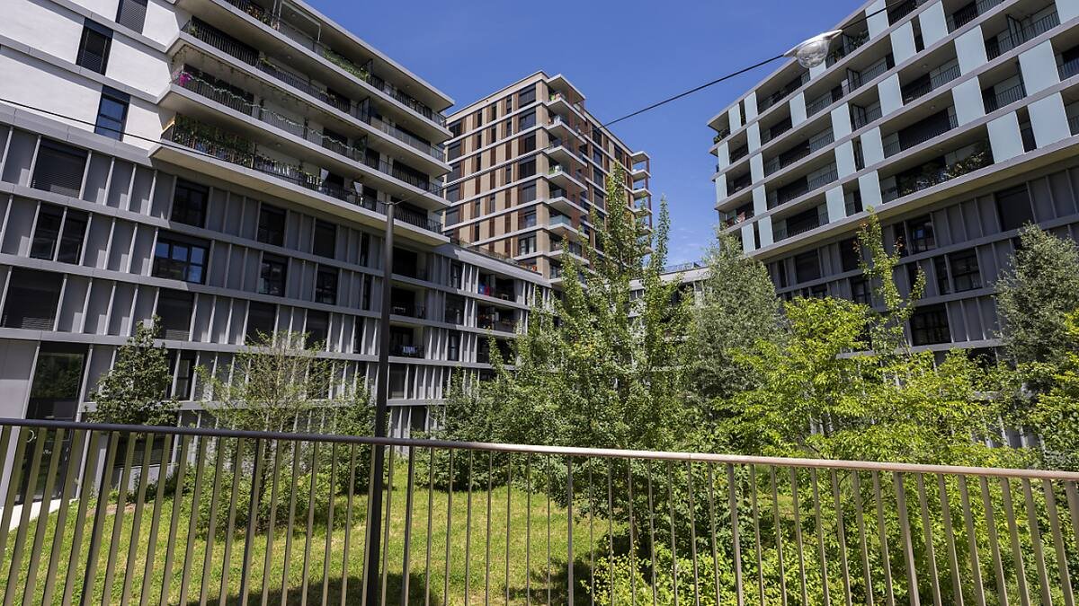 Schweizer Familien unter Druck: Der Budgetanteil für Wohnen und Mobilität steigt weiter