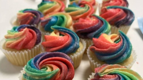 Rezept zum ESC 2025: Süsse Cupcakes mit Regenbogen-Creme