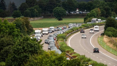 Fahrverbot in Deutschland: Schweizer drängelt auf Autobahn und schmeisst mit Bananenschale