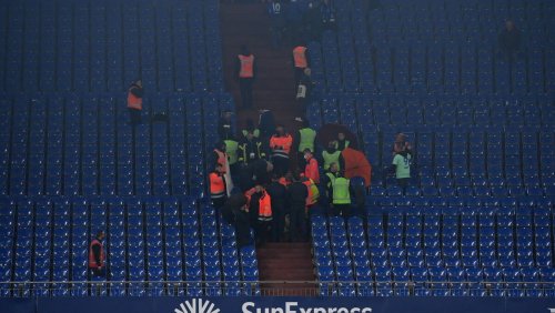 Todesfall bei Schalke-Spiel: Fan bricht zusammen und verstirbt