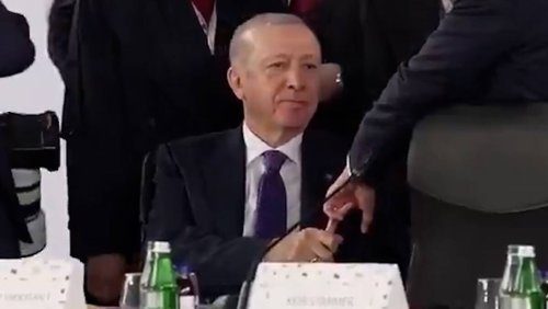 Machtspiel in Albanien?: Erdogan hält Macrons Mittelfinger im Griff