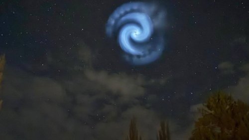 La population fascinée: Une mystérieuse lumière bleue a illuminé le ciel européen ce lundi soir