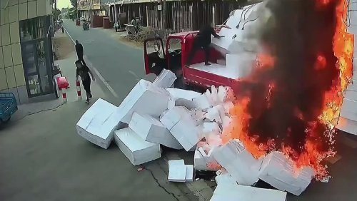 Es dauert nur Sekunden: Feuer-Inferno erfasst Lastwagen