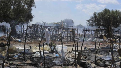 Ils ont mis le feu aux tentes: Nouvelles évacuations de camps de migrants en Tunisie
