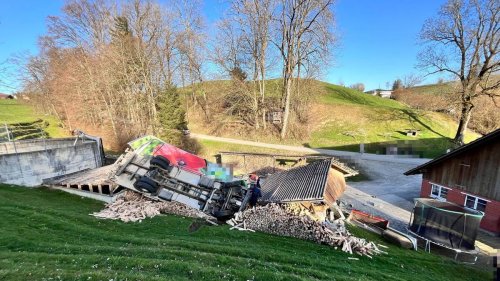 Heftiger Unfall in Maugwil SG: Lastwagen stürzt Hang hinunter – Fahrer (60) in Spital geflogen