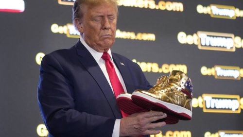 Endetté jusqu'au cou, il lance son propre parfum: Après une amende de 355 millions, Trump vend ses baskets à 399 dollars
