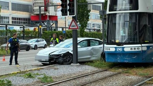 Unfall in Zürich: Kollision zwischen Tram und Tesla – Linie 4 unterbrochen