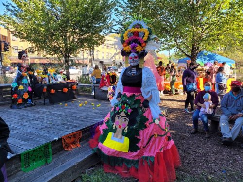 18 Things To Do In Chicago This Weekend, Including Wine Fest, Donut Crawl, A Día De Los Muertos Mercadito