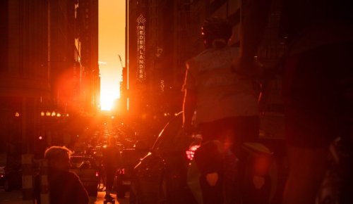 Chicagohenge Dazzles Photographers, Onlookers As It Sends Stunning Light Through City’s Streets