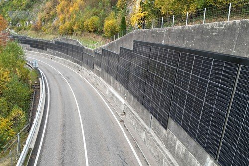 La nueva apuesta de Suiza para lograr carreteras verdes: instalar paneles solares en los muros de las autopistas