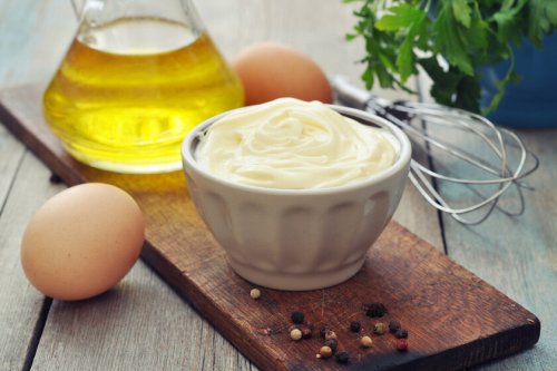 La mejor receta de mayonesa casera y cinco originales variantes para dar más sabor al picoteo del finde