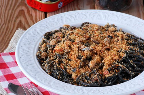Espaguetis negros con sardinas: la receta provenzal de la tradicional pasta al nero di sepia