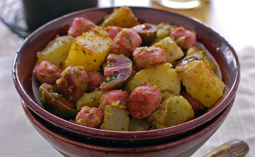 Ensalada de patata al pesto con salchichas: receta alemana con toque italiano