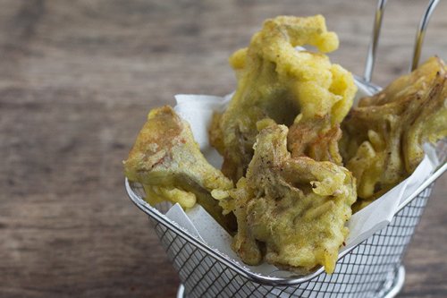 Alcachofas en tempura de azafrán. Receta