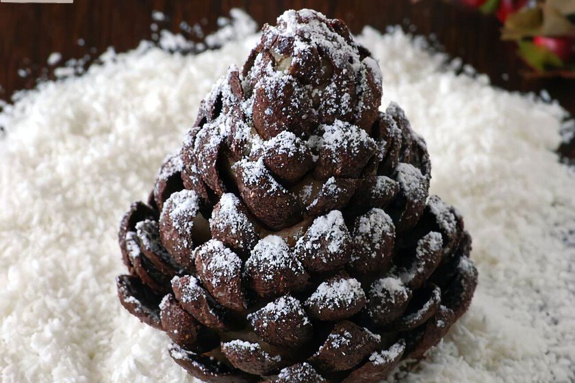 Impresiona a tus invitados con este postre navideño, unas preciosas piñas de chocolate muy fáciles de hacer