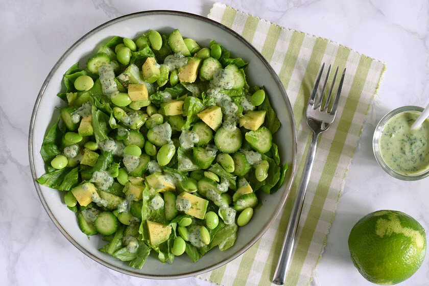 Receta de ensalada con aguacate, edamame, pepino y salsa cremosa: la más verde de las ensaladas
