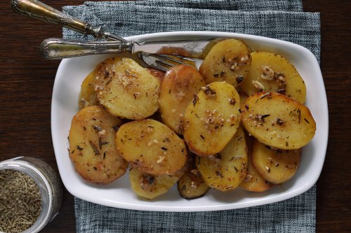 Patatas al horno que se deshacen en la boca: deliciosa receta de guarnición
