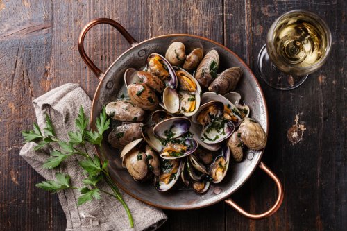 Almejas de temporada, un marisco versátil y sabroso: qué son, cómo diferenciarles y siete recetas para disfrutarlas (y salir de la marinera)