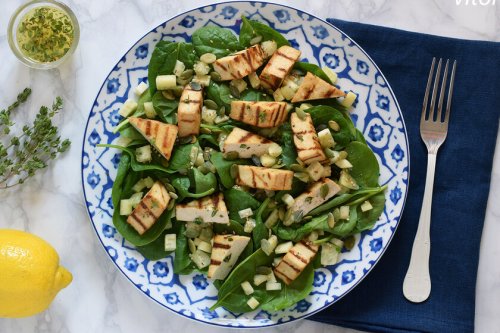Ensalada de espinacas con tofu marinado al limón y tomillo a la parrilla: receta saludable vegana