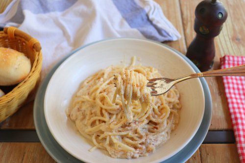 Espaguetis con salsa de nata, la receta sencilla para solucionar una comida llena de sabor en menos de 15 minutos