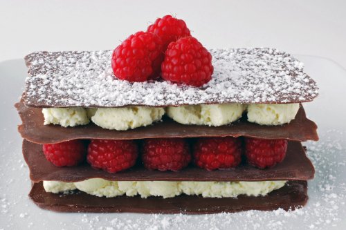 Milhojas de chocolates con frambuesas: receta fácil para sorprender con un postre especial