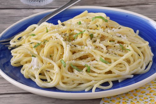Espaguetis al limón: una receta de pasta ligera y facilísima