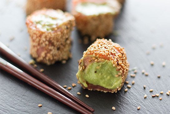 Falsos makis de salmón y aguacate con wasabi: receta original de aperitivo sin arroz