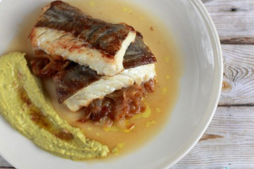 Receta para una cena ligera: bacalao con cebolla caramelizada, crema de guisantes frescos